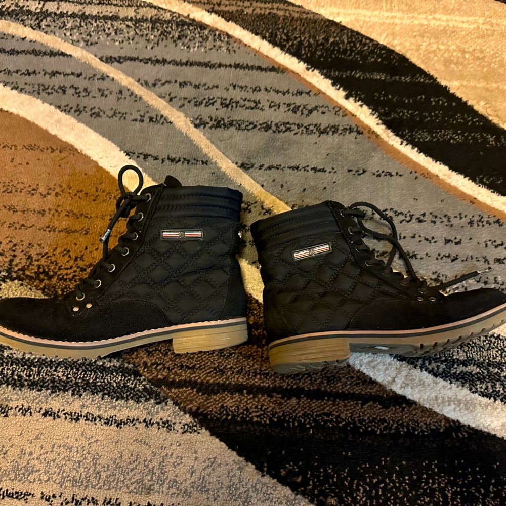 GIRL TOMMY HILFIGER BOOTS GREAT CONDITION!!